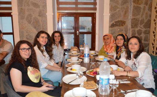 4 Anneler Gününde Kutlama Fakültede görev yapan idari ve akademik bayan personelin anneler günü