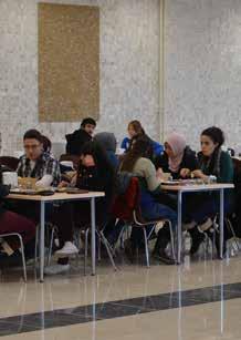 Yemek Bursu Her yıl Üniversite Yönetim Kurulunca belirlenen sayıda maddi durumu yetersiz öğrenciye öğle yemeğinden ücretsiz yararlanma imkânı sağlanmaktadır.