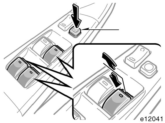 Sürücü tarafý Otomatik cam kilitleme düðmesi YOLCU CAMLARININ KUMANDASI Yolcu kapýlarý üzerindeki düðmeler veya sürücü kapýsýndaki düðmelerle, yolcu tarafý camlarý kumanda edilebilir.