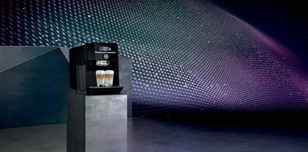 Teknoloji ve göz alıcı tasarımın buluştuğu EQ.9 ile kendi kahve deneyiminizi yaratın. EQ.9 Tam Otomatik Espresso ve Kahve Makinesi Siemens 100 yılı aşan kahve makinesi tecrübesiyle, tasarımda ve teknolojide kahve makinelerini zirveye taşıyor.