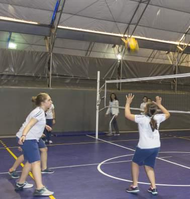 Gül ÖZSÜLÜN -Voleybol Kulübü; ilkokul 2, 3 ve 4. sınıflar, ortaokul 1, 2,3 ve 4. sınıflar seviyesinde 18 kız / erkek öğrenciye açıktır. - Okul takımına sporcu seçen bir kulüptür.