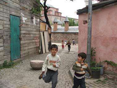 Mahalle sınırları içinde bir ilköğretim tesisi yer