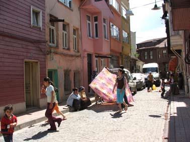 bitişik mahalle olan Şehsuvar Mahallesi nde yürüme