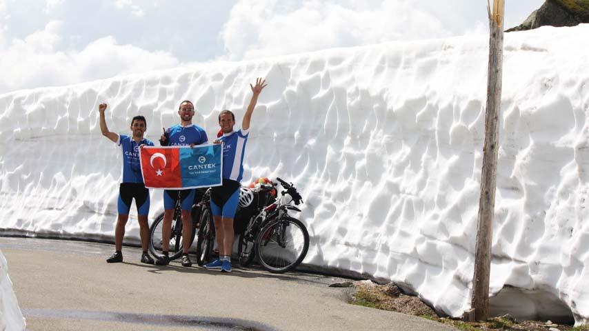 Mali Müşavir Hakan Uğurlu, Orman Mühendisi Murat Bozoğlu ve Satış Danışmanı Ayhan Calp adlı amatör bisikletçilerin, tüm doğa sporcularının hayallerini süsleyen İsviçre Alpleri zirvesine yaptıkları