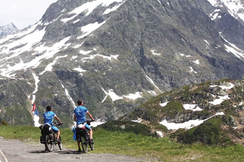 6 Haziran tarihinde başlayan ve 14 Haziran tarihinde sona eren zorlu yolculuk için Antalya dan Cenevre ye uçan ve daha sonra bisikletle Alpleri geçerek Zürih e ulaşan bisikletçiler toplamda 600 km