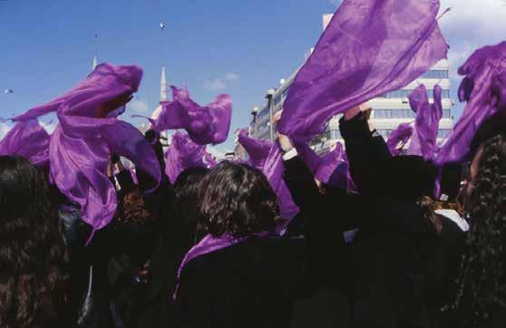 KADININ İNSAN HAKLARI YENİ ÇÖZÜMLER DERNEĞİ Kadının İnsan Hakları-Yeni Çözümler Derneği (KİH-YÇ), Türkiye de ve dünyada kadınların insan haklarını savunmak ve hayata geçirmek amacıyla 1993 yılında