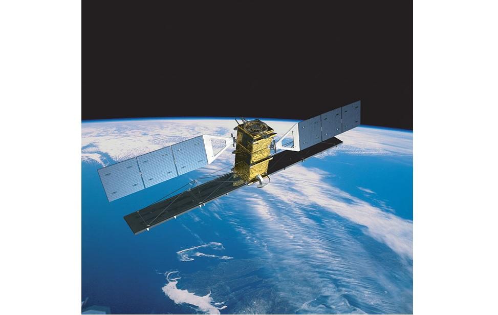 RadarSAT 1-2 4 Kasım 1995 te yörüngeye fırlatılan ve Kanada nın ilk ticari gözlem uydusu olan Radarsat-1, yerden 798km uzaklıkta yörüngesinde ışın demeterinin yeryüzüne geliş açısıyla ilişkili olarak