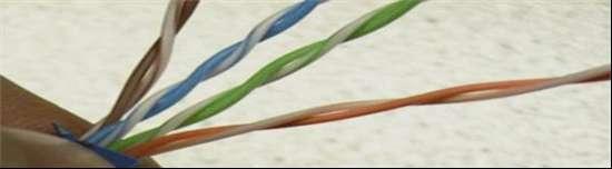Düz kablo (Straight Through Cable) ve Çapraz kablo (Crossover Cable) olmak üzere iki tip kablo tipi vardır. Düz kabloda bir uçtaki tel nerede başlaıysa diğer uçta da aynı numaralı pinde sonlanır.