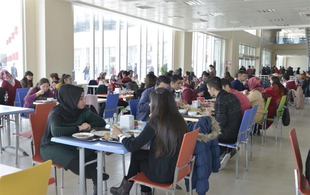 Merkezde Üniversitemiz personeline, yerleşke içindeki personel yemekhanesinde öğle yemeği verilmiştir. Personelin öğle yemeği katılım payının takibi yapılmaktadır.