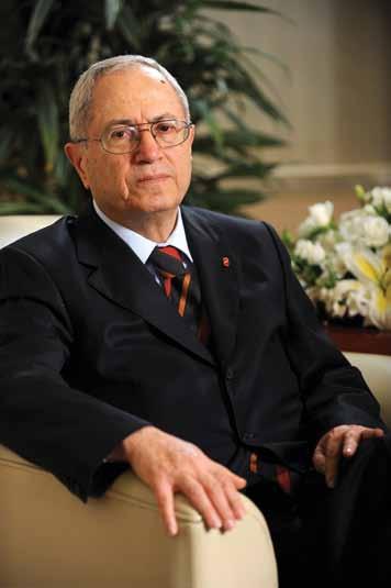 1972-1978 yılları arasında Devlet Yatırım Bankası nda, 1978 yılından sonra da Yatırım Finansman A.Ş. de görev yaptı. 1985 yılında, Albaraka Türk Özel Finans Kurumu A.Ş. nin ilk genel müdürü oldu.