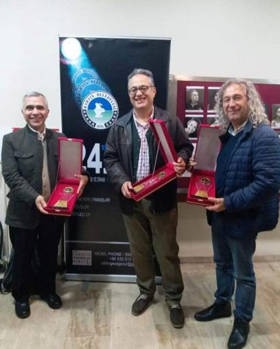 Bartın Tiyatro Festivali kapsamında Genel Başkanımız Prof. Dr. Ömer Adıgüzel'e "Drama Onur Ödülü", Eskişehir Şube Başkanımız Doç.Dr. Ali Öztürk'e "Drama Emek Ödülü" verildi.