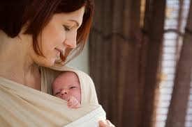 BAĞLANMA TÜRLERİ: Anne Davranışları Güvenli bağlanma: Anne bebeğin ihtiyaç ve tepkilerine duyarlıdır ve bebekle yoğun sıcak fiziksel temas kurar.