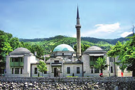 Aklınızda bulunsun, Balkanlara giderken yanınıza bir yağmurluk ve bir şemsiye alın. Sonra Hacı Sinan Tekkesi ne gittik. Çok etkileyici bir mekândı, tarihi yaşıyorduk.