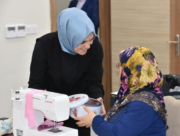 Sosyal yardım alan ailelerin ev hanımlarına yönelik Halk Eğitim Müdürlüğü işbirliğiyle Dikiş Kursu düzenlenmiştir.