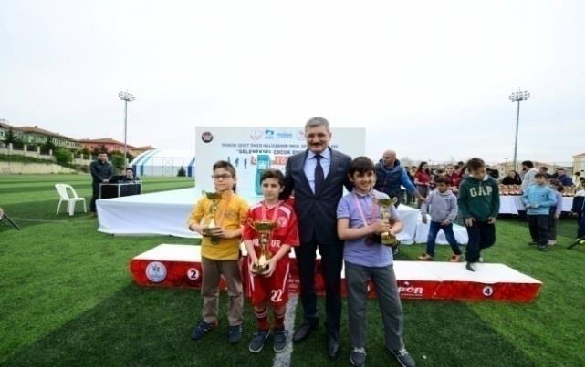 Ferdi ve takım halinde olmak üzere 6 farklı kategoride 44 okuldan 220 öğrencinin katılmış olduğu yarışlarda dereceye giren öğrencilere Kurtköy Spor Salonu nda düzenlenen törenle kupa ve madalyaları