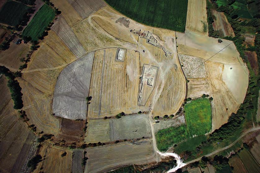 Res. 1 Kazı alanlarının havadan görünüşü Fig. 1 Aerial view of excavation areas Res. 2 İTÇ I yerleşmesinde Batı Kapısı ve bitişik kazamatlar Fig. 2 West Gate and casemates of EBA I settlements 1,10 m.
