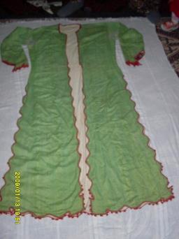 Aşağıdaki fotoğraflarda Cen-cen Uskufa giysinin önden görünümü, sol alt kısım kesim detayı ile birlikte kertikli olan kolun detayı gösterilmektedir.