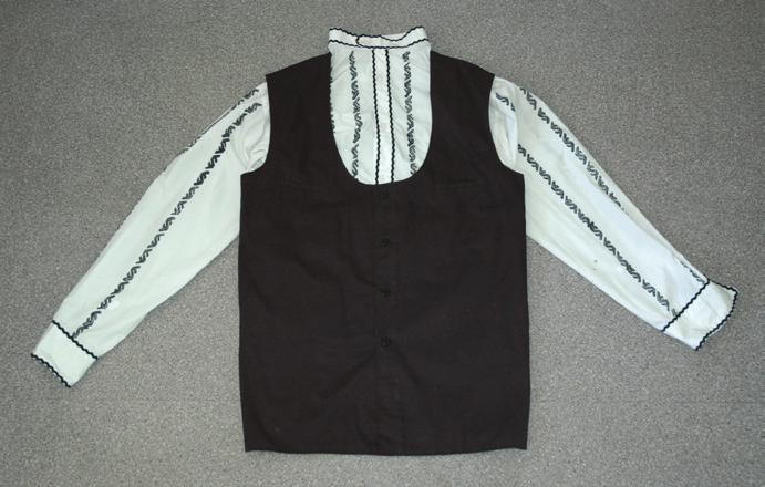 Gömleğin üzeri Tokat yöresine has geleneksel baskı boyama tekniği ile siyah renkte desenler basılarak süslenir(şahin Bozdemir, 2006). Ön ortası düğme ile kapatılır.