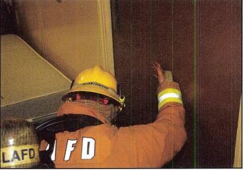 Yangın Patlaması tehlikesine karşı önlem olarak kapıdan giriş yapmadan önce sıcaklığı kontrol edilerek arka tarafında yanma olup olmadığı kontrol edilir.