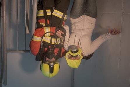 Dräger Kaçış Seti ve Dräger Kaçış Başlıkları D-9089-2014 Dräger PARAT Serisi Duman ve Endüstriyel Kaçış Başlıkları Dräger PARAT kaçış başlıkları yangın ortamından kaçış gerekliliği dikkate alınarak