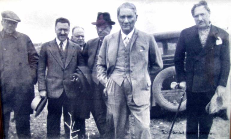 Atatürk Antalya Aspendos da, 1930 Atatürk Ankara Ahlatlıbel Kazısında, 1933 KL A 10 Do 9 ç. D -A r R.