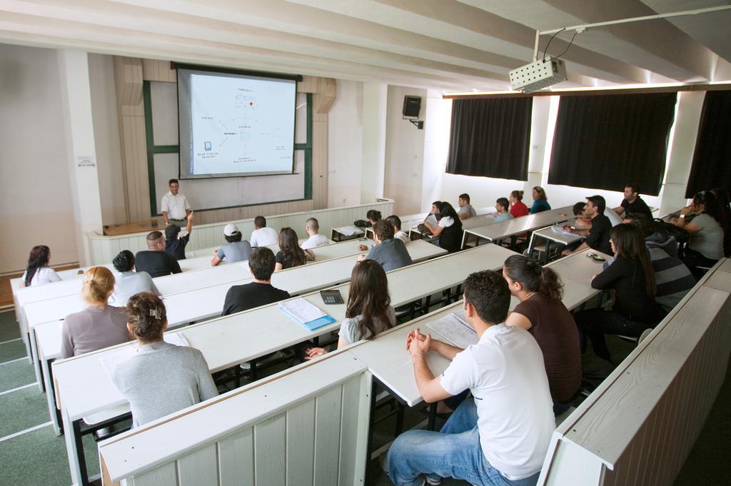 TIBBİ DOKÜMANTASYON VE SEKRETERLİK Ön Lisans Programı Eğitim / Öğrenim Tıbbi Dokümantasyon ve Sekreterlik Programı, teorik bilgilerin yanında uygulamalara da ağırlık vermektedir.