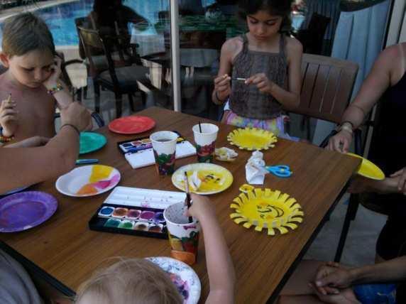 Her Perşembe çocuklara geri dönüşümlü ambalajlardan