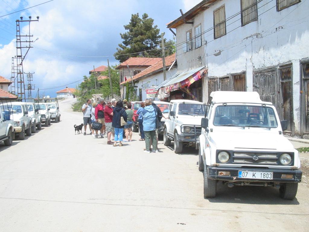 Cemali Sarı Yusuf Tepeli Foto 1: Teke Yöresi; Kıyı Sıradağlarının en yüksek dağı olan Tahtalı dan (2.366 m) Batı Torosların görünüşü. Dağların bu yapısı ulaşımı olumsuz etkiler.