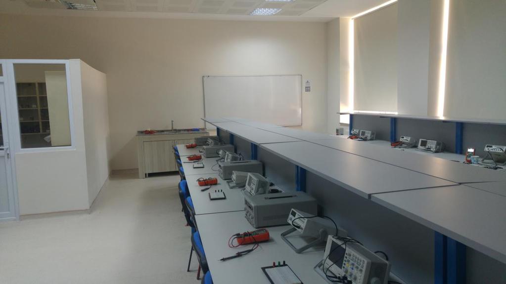 Uygulamaları Laboratuvar Deneyleri yapılmaktadır. 15 adet masa bulunmakta ve her masada güç kaynağı, 100 Mhz Osiloskop, Multimetre, Sinyal Jeneratörü, breadboard ve devre elemenları bulunmaktadır. 4.