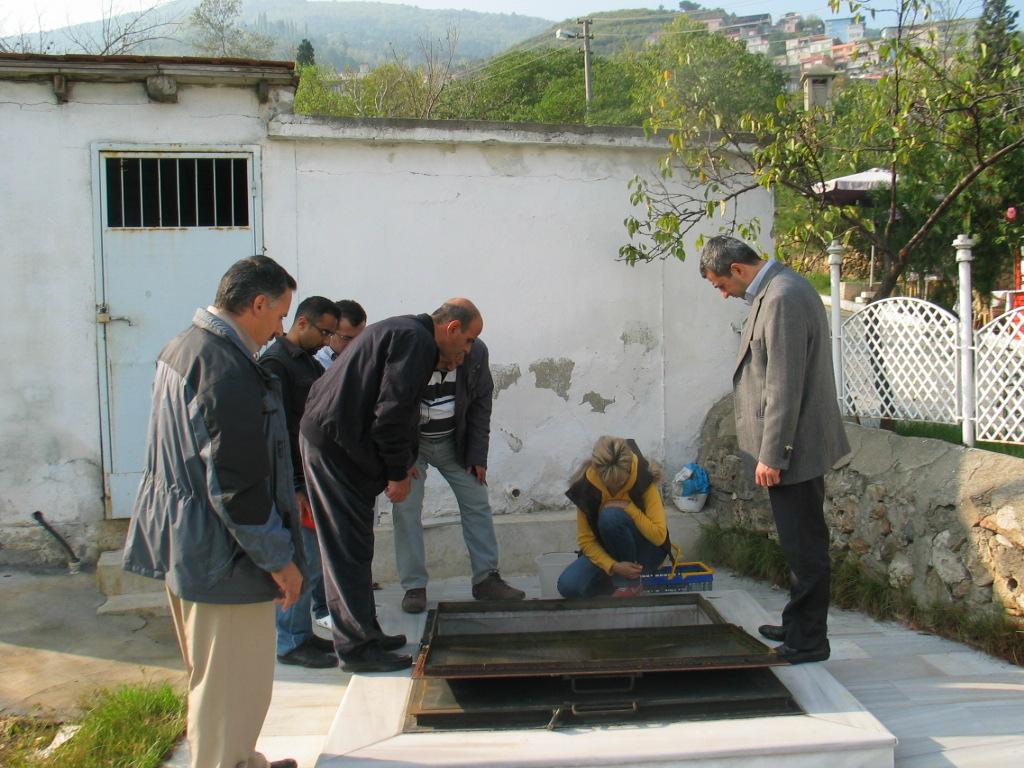 merkezi bahçesi içerisinde yer almaktadır. Bölgeden alınan su örnekleri sonucu kaynak sıcaklığı 68.5 C, Ph değeri 6.85 olarak ölçülmüştür (Şekil 4.17)