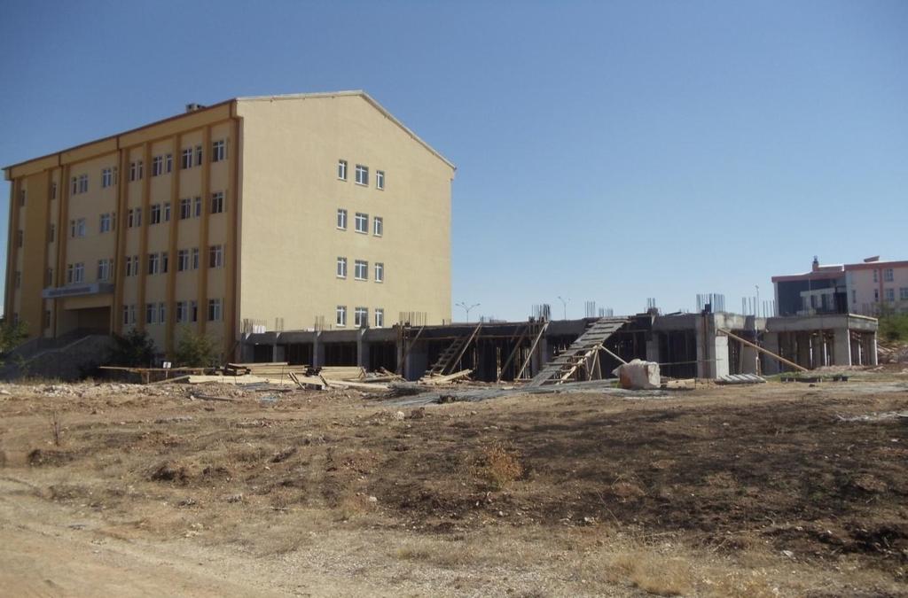 41 KMÜ Sağlık Yüksekokulu Ek Bina Yapım İşi Üniversitemiz Yunus Emre Yerleşkesi içerisinde bulunan Sağlık Yüksekokulu binasının projesine göre ½ oranında yapılması nedeniyle, kalan ½ oranındaki ek