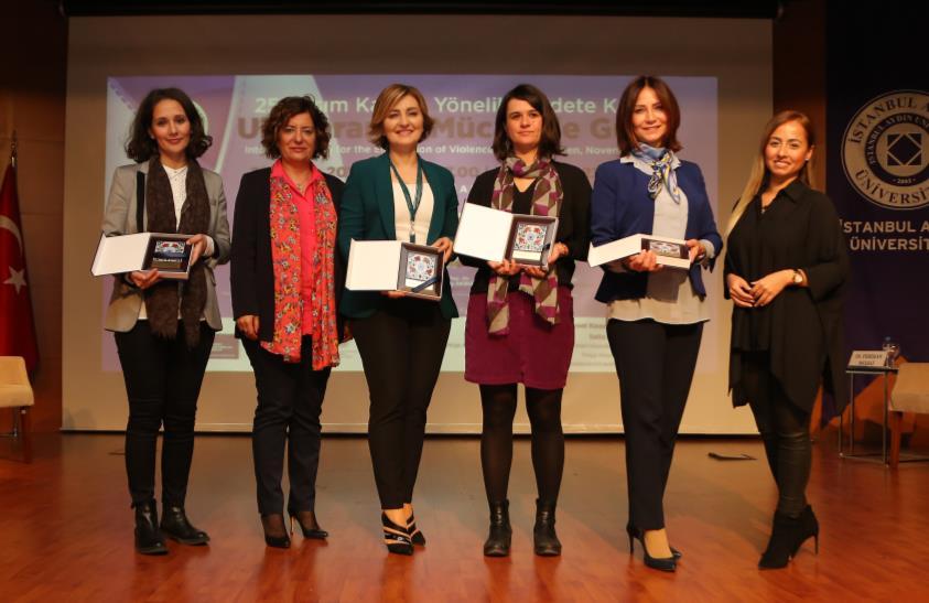 KADINA YÖNELİK ŞİDDET İAÜ DE KONUŞULDU İstanbul Aydın Üniversitesi Türkiye Araştırmaları Merkezi (İAÜTAM) & Kadın Araştırmaları Koordinatörlüğü (İAÜKAK) tarafından 23 Kasım 2017 Perşembe günü 14.
