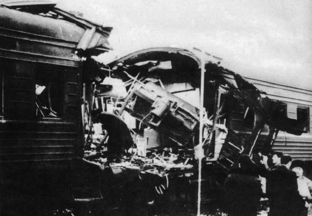 4(16), KIŞ 2015 1994 yılı 1 Şubat tarihinde Ermeni teröristleri tarafından patlatılan Kislovodsk-Bakü treni. Üç kişi ölmüş, 20 kişi de yaralanmıştı.