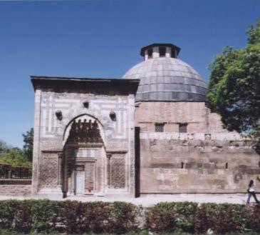 Selçuklu mezar anıtlarının üst örtüsünde, kare planlı mescitlerde ve kapalı avlulu medrese mimarisinde, Beylikler dönemi yapılarında ise Selçuklu geleneğinin devamı olarak üst örtüde kubbe