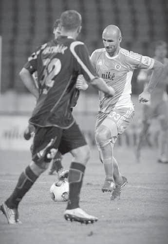 2 FUTBAL štvrtok 19. 9. 2013 SLOVAN: Putnocký - Bagayoko, Kladrubský, Niňaj, Vrablec - Grendel (46. Jakúbek) Žofčák (46. Mészáros), Soumah, Milinkovič - Vittek, Fořt (74. Halenár). Tréner J. Valovič.