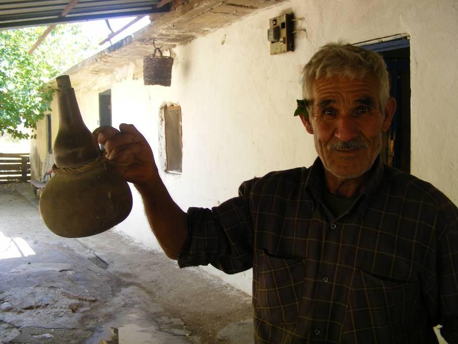 63 Şekil 4-26 Lagenaria siceraria meyvesinden yapılmış su kabı LİTERATÜR BİLGİLERİ Türkiye deki Yöresel İsimleri: Alavırt, Alavur, Alavurt (11), Su kabağı (11, 12, 34, 96), Susak (33) Türkiye deki