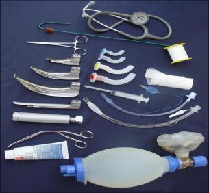 ETE için gerekli ekipmanlar BVM, Buji, Aspiratör cihazı, LMA, Orofaringeal ve nazofaringeal airwayler, Uygun ölçülerde endotrakeal tüpler, Fleksibl fiberoptik endoskop, Stile, krikotiroidotomi,