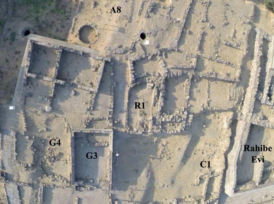 Resim 5. Eski Smyrna A8, C1, G4 ve A8 yapıları. Hava fotoğrafı KAYNAKÇA AINIAN, A. Mazarakis (1997).