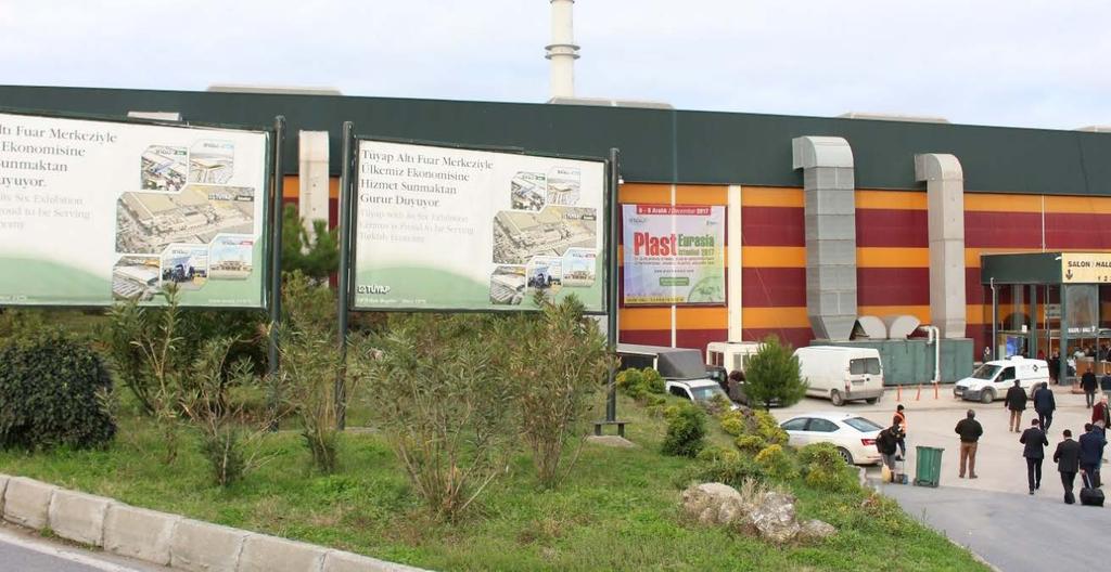 Doğu Otoparkı Girişi Billboardları Marka Bilinirliği Standa Ziyaretçi Çekme Billboardlar, Tüyap Fuar Merkezini E-5 Karayoluna bağlayan yol ile ziyaretçi ve katılımcılar tarafından yoğun olarak