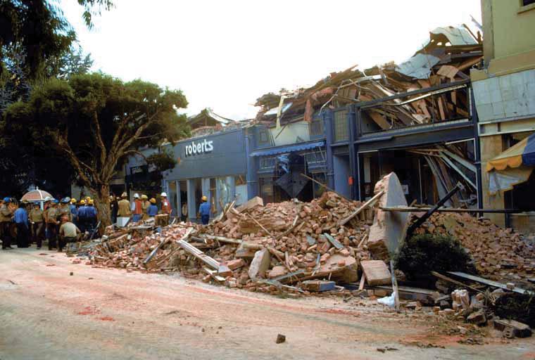 Şekil 2.2. Loma Prieta depremi sonrası görülen hasar örneği 1992 yılında Mısır ın Kahire kentinde meydana gelen deprem büyük bir felaket olarak kayıtlara girmiştir.