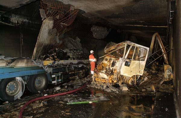 Gotthard Tüneli Yangını 14'ü ticari kamyon ve k 100 aracın tünel içinde kaldı Tünelin