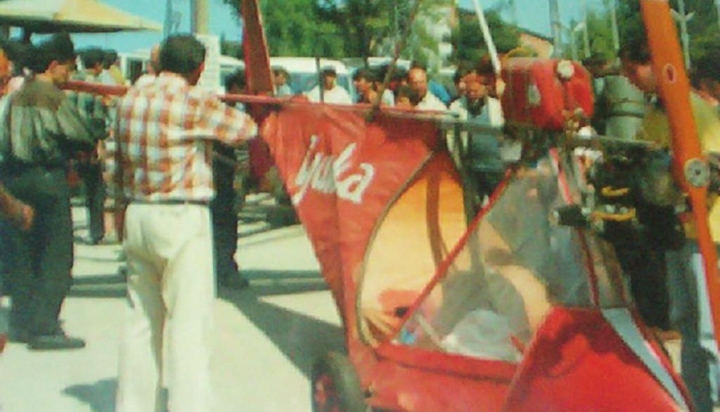 Türk Hava Kurumu nun tam o günlerde el yapımı uçak yarışması düzenlediğini belirten Kahvecioğlu yarışmaya katılmış ve birinci olmuş.