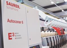 Schlafhorst ve Zinser hakkında: Saurer iplik eğirme birimi 100 yıldan uzun bir süredir Schlafhorst ve Zinser markalarıyla kısa elyaflı iplik üretimi alanında öncüdür.