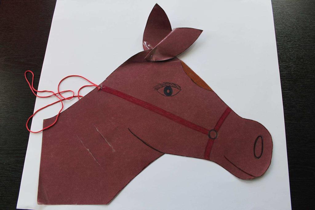 3. Değnekten At : Resimde gördüğünüz gibi A3 boyutundaki kahverengi fon kartonuna bir at kafası çizin. Kafa ve kulakları ayrı ayrı laminantlayın.