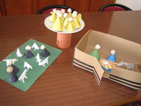 İ-Ders 3: Doğuş Bayramı: İsa Doğdu Doğuş Sahnesi Gerekli Malzemeler: - Mavi, yeşil, siyah ve sarı renkte fon kartonu - Beyaz kağıt - Gri ve beyaz elişi kartonu - Şablon - Kalem - Makas - Yapıştırıcı
