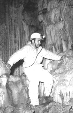 1952 yıllından itibaren İller Bankası'nın su mühendisliği bölümünde uzman olarak çalışmaya başladı. ilk mağaracılık tecrübelerini bu sıralarda yaşamaya başladı.