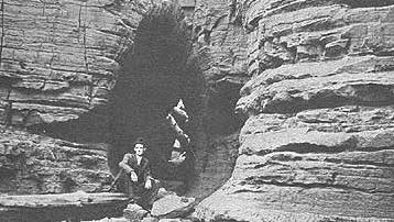 1933 Robert de Jolyl,Fransada derinliği 228 mt olan Aves Hures mağarasına girmiştir. 1935 Pierre Chevalier, Fransada derinliği 658 mt olan Tron du Glaz mağarasına girmiştir.