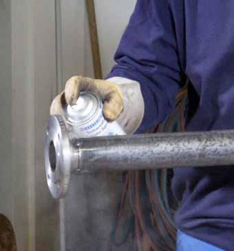 Kaynak koruma Spreyi (Gazaltı Spreyi) gaz nozullarındaki ve iş parça yüzeylerindeki kaynak sıçrama yapışmalarını önler, kaynaklama işlemi için boşluksuz koruma sağlar ve iş