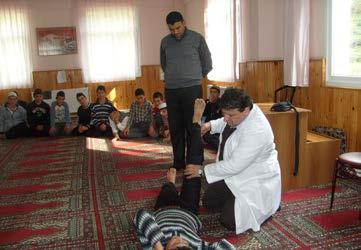 bulunuldu. -Şehit ve Gazi yakınlarına ziyaretlerde bulunularak onlara da gül dağıtılarak hal ve hatırları soruldu.