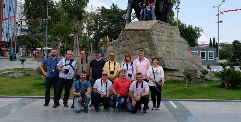 Ayrıca üstün başarı ile mezun olan öğrencilere plaketleri, başarı belgeleri ve gül ürünlerinden oluşan hediye paketleri takdim edildi.